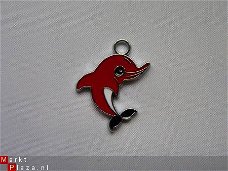 Geëmailleerde bedel - dolfijn (rood)