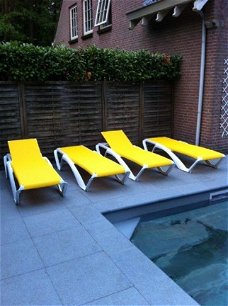 Wit Spaans ligbed / ligbedden / strandbed met geel text