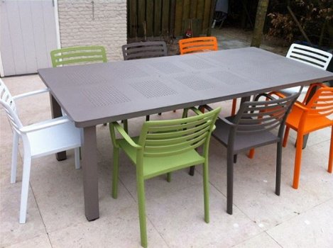 Grote collectie (bistro) tafels kunststof, hout en aluminium - 1
