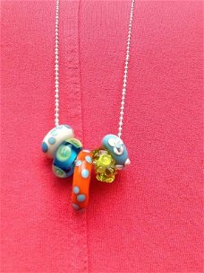 Bolletjes ketting met 5 handgemaakte glasbeads NIEUW oranje.