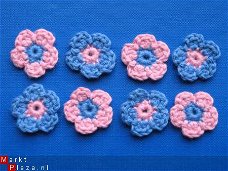 ** 8 gehaakte bloemetjes (jeansblauw/roze)
