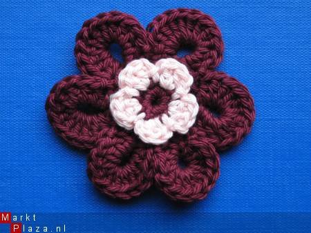 ** Grote (6,5 cm) gehaakte bloem (aubergine/zalmroze) - nr. 1