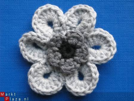 ** Grote (6,5 cm)gehaakte bloem (lichtgrijs/antraciet/zwart) - nr. 1