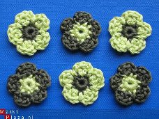 ** Setje van 6 legergroene/lime gehaakte bloemetjes (3 cm)