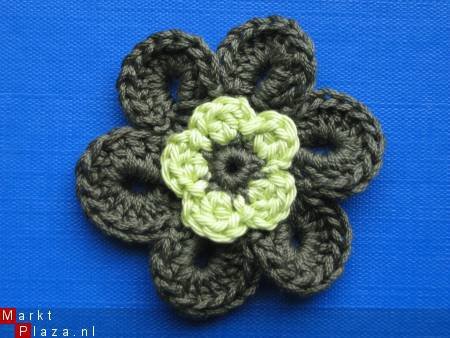 ** Grote (6,5 cm) gehaakte bloem (legergroen/limegroen) - nr. 1