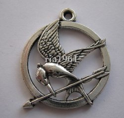bedeltje/charm op=op: the hunger games - 29x25 mm