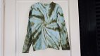 Tom Du licht blauwe longsleeve met groene print maat 128/134 nieuwstaat - 2 - Thumbnail