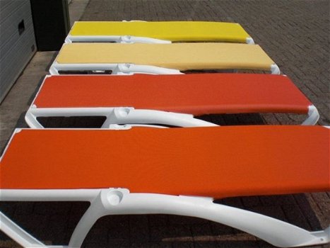 Wit kunststof Spaans ligbed / strandbed met oranje text - 1