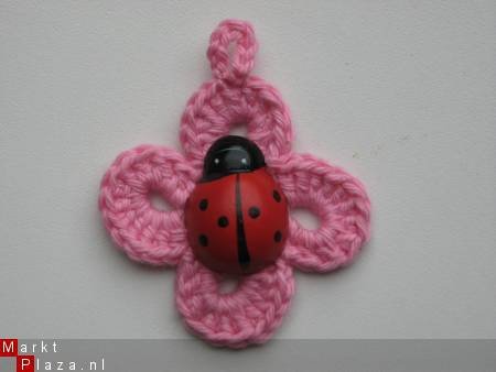 ** Gehaakte gelukshanger met lieveheersbeestje (roze) - nr. 1