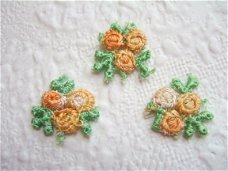 Venetiaans kant ~ 3-knops bloemetje ~ 1,5 cm ~ Zacht oranje