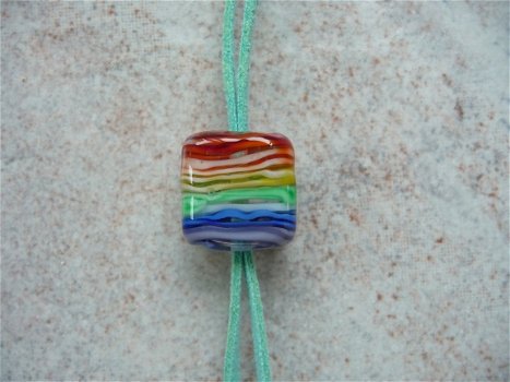 Ketting vrolijke regenboog glasbeads met suede koord NIEUW. - 1