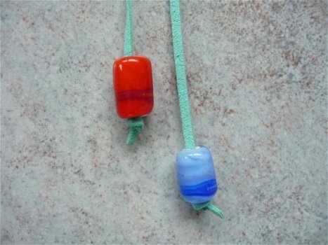 Ketting vrolijke regenboog glasbeads met suede koord NIEUW. - 2