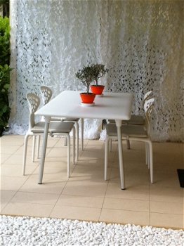 Kunststof design tafel F met aluminium poten. - 1