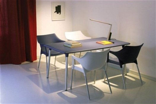 Kunststof design tafel F met aluminium poten. - 2