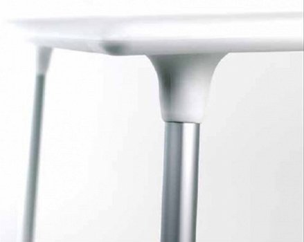 Kunststof design tafel F met aluminium poten. - 3