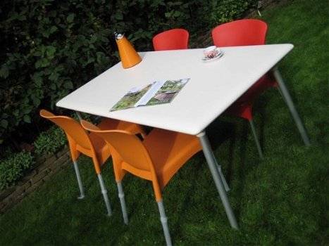 Kunststof design tafel Flash met aluminium poten. - 4