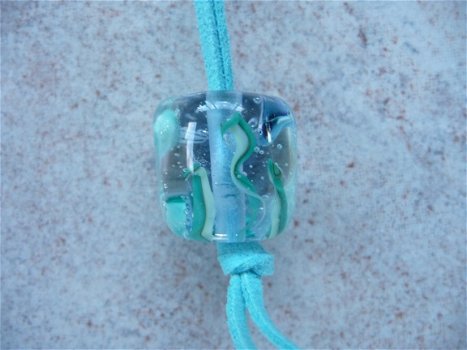 Ketting met glashanger aquarium blauw groen suede koord NIEU - 1