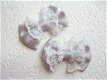 Prachtige satijnen strik met wit kant ~ 5 cm ~ Grijs - 1 - Thumbnail