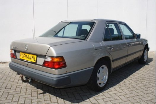 Mercedes-Benz 230 - E - 1