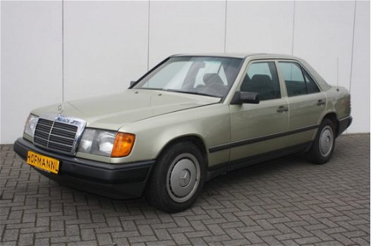 Mercedes-Benz 200-serie - 200 D - 1