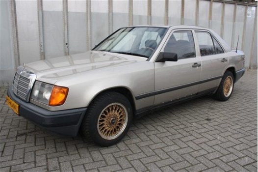 Mercedes-Benz 230 - E. LPG - 1