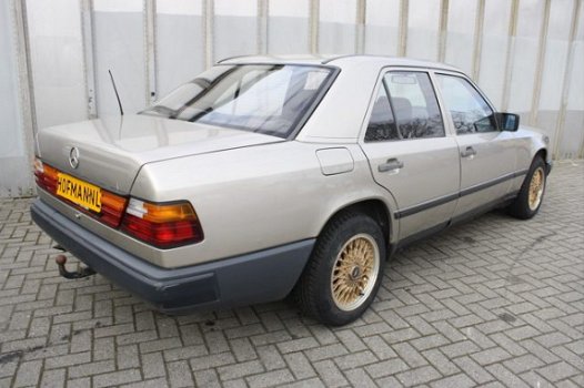 Mercedes-Benz 230 - E. LPG - 1