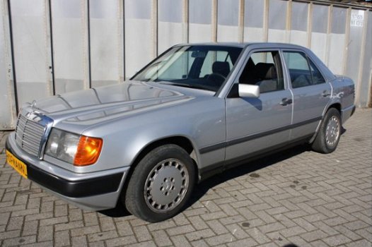 Mercedes-Benz 200-serie - 300 D - 1