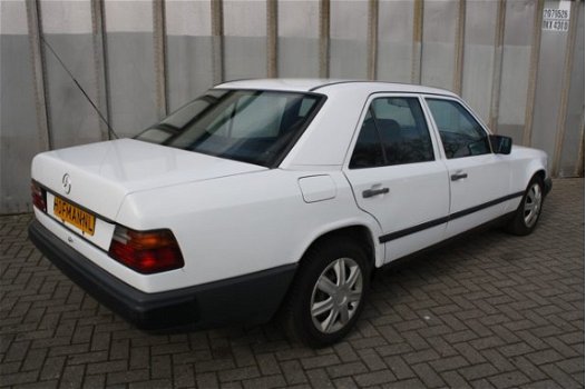 Mercedes-Benz 200-serie - 300 D - 1