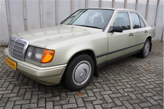 Mercedes-Benz 200-serie - 300 E - 1