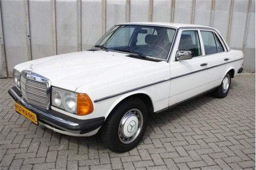 Mercedes-Benz 200-serie - 200 D - 1