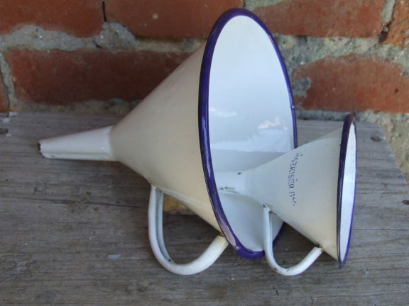 Twee brocante trechters van wit emaille - nr. 1