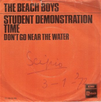 Beach Boys -Student Demonstration Time -Don't Go Near the Water -vinylsingle fotohoes DUTCH - 1