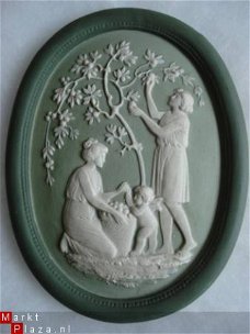 Ovaal porseleinen wandhanger groen met wit relief tafereeltj
