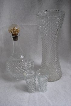 retro vaas, karaf en 2 kleine vaasjes blank glas bewerkt vaas 25 x 9.5 bodem met stervorrm karaf met - 1