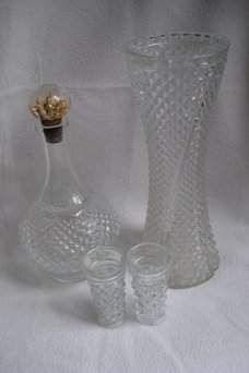 retro vaas, karaf en 2 kleine vaasjes blank glas bewerkt vaas 25 x 9.5 bodem met stervorrm karaf met