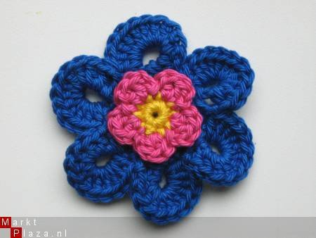 ** Grote (6,5 cm) gehaakte bloem (blauw/roze/geel) - nr. 1