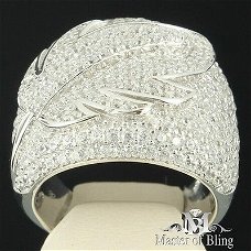 Zware ring mt 17,5 echt  sterling zilver, bomvol zuivere kristalstenen die lijken op diamanten
