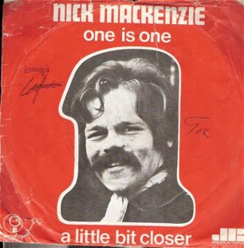 Nick MacKenzie - One Is One - A Little Bit Closer -fotohoes - 1