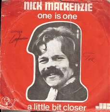 Nick MacKenzie - One Is One - A Little Bit Closer -fotohoes