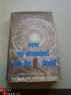 Over de drempel van de dood door J.B. Delacour