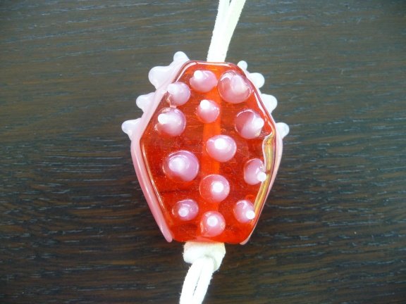 Handgemaakte glashanger oranje met witte spikes en suede koo - nr. 1