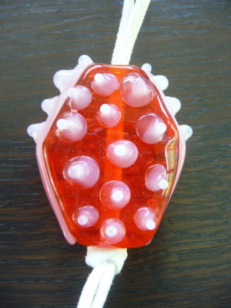 Handgemaakte glashanger oranje met witte spikes en suede koo - Afbeelding 2