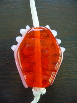 Handgemaakte glashanger oranje met witte spikes en suede koo - Afbeelding 3
