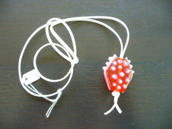 Handgemaakte glashanger oranje met witte spikes en suede koo - Afbeelding 4