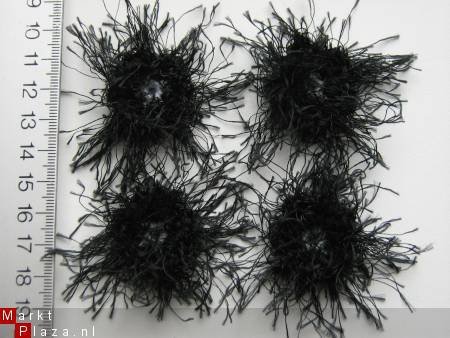 ** Setje van 4 gehaakte fluffy bloemetjes (zwart) - nr. 1