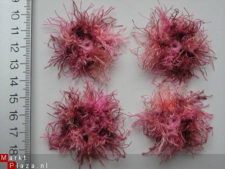 ** Setje van 4 gehaakte fluffy bloemetjes (donkerroze) - nr. 1