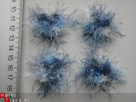 ** Setje van 4 gehaakte fluffy bloemetjes (blauw) - nr. 1