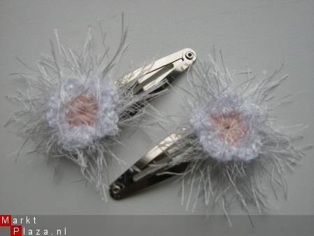 ** Haarclips met gehaakt "fluffy" bloemetje - nr. 1