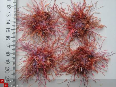 ** Setje van 4 gehaakte fluffy bloemetjes (oranje/rood) - nr. 1