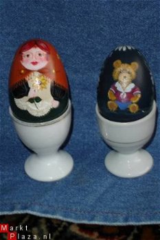 Twee beschilderde houten eieren. - 1